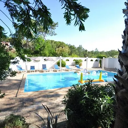 Fantastic Outdoor Area, Private Pool, Tennis Court Golf Practice Facility 别墅