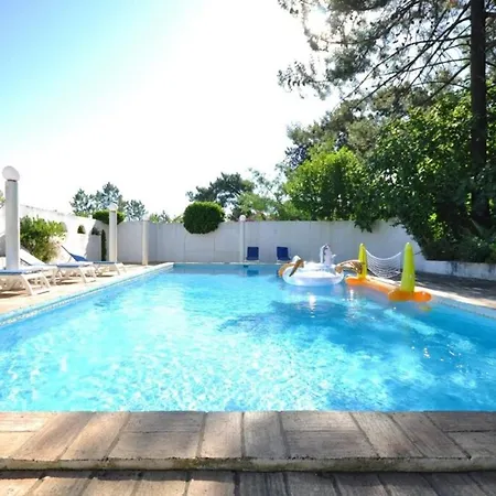 Fantastic Outdoor Area, Private Pool, Tennis Court Golf Practice Facility Фару